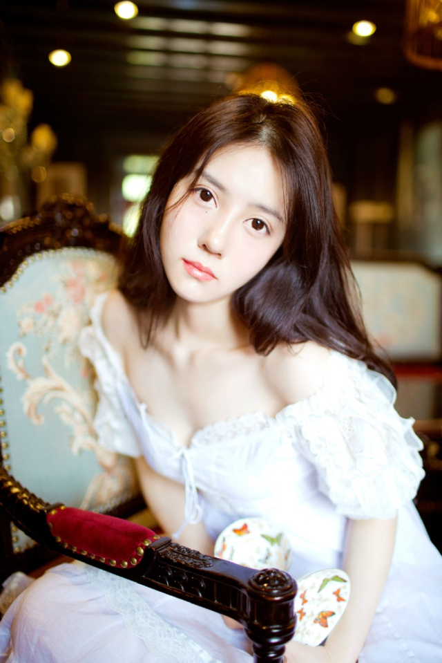 就这么望著吧，直到把浮世望成眼睫上的尘埃。如果，子夜想醉，有什么比叹息更畅怀的?子夜想歌，有什么比忘川之水更能断愁?——三毛